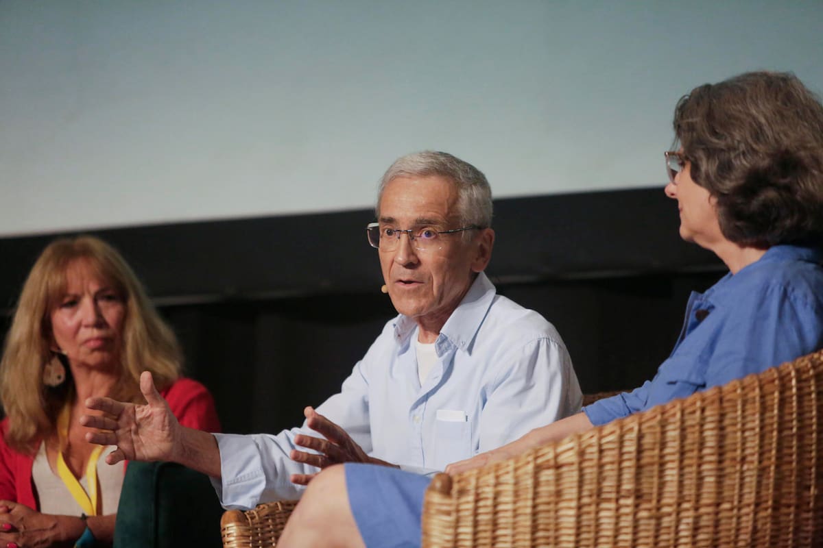 La periodista, María Jimena Duzán (i), el sacerdote Jesuita, Francisco de Roux (c) y la magistrada de la Jurisdicción Especial para la Paz (JEP), Julieta Lemaitre (d), participan en una charla este domingo, durante una charla, en Cartagena (Colombia). Colombia no ha logrado salir del "modo guerra" y continúa pagando altos costos humanos, sociales y económicos por un conflicto que no resolvió la desigualdad ni la inequidad, coincidieron expertos en una charla de cierre del Hay Festival de Cartagena de Indias. EFE/ Ricardo Maldonado Rozo