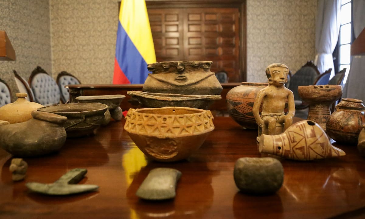 Bogotá. Octubre 2 de 2024.El Canciller Luis Gilberto Murillo, hace el recibimiento de más de 100 piezas arqueológicas colombianas que fueron repatriadas a Bogotá desde Estados Unidos. (Colprensa - Catalina Olaya)