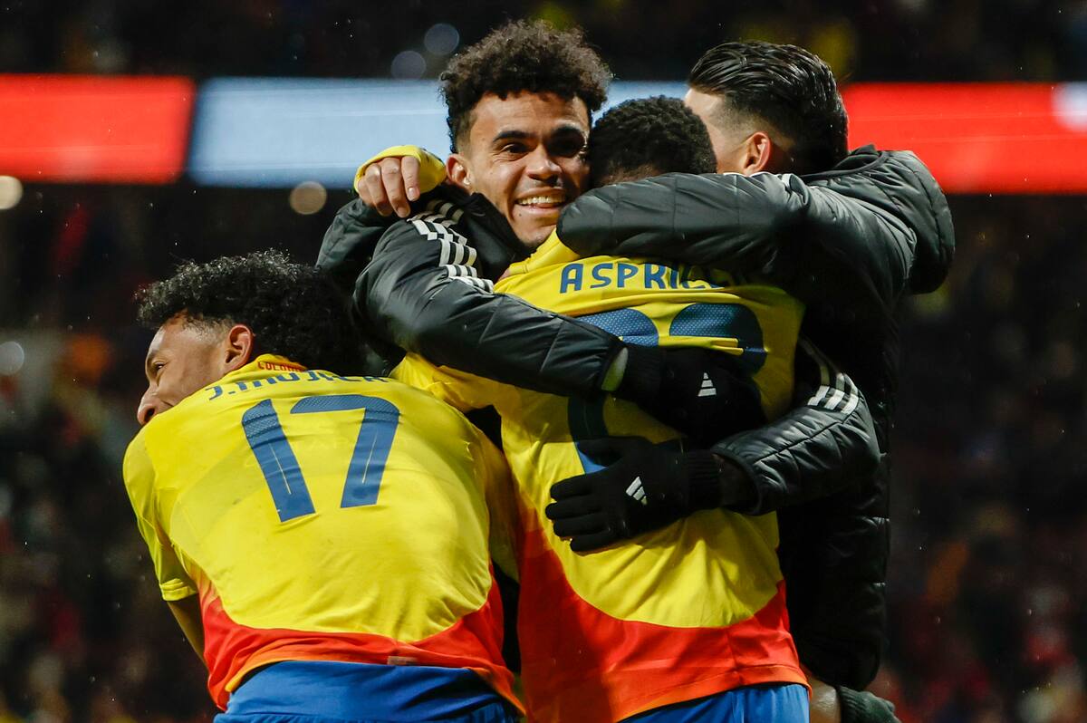 El centrocampista de la selección de Colombia Yaser Asprilla (2d) celebra su gol, tercero del equipo, durante el partido amistoso que las selecciones de fútbol de Colombia y Rumanía disputan hoy martes en el estadio Metropolitano, en Madrid. EFE/Sergio Pérez