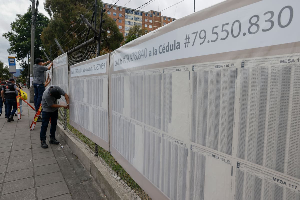 Personas preparan un puesto de votación este sábado, en el recinto ferial de Corferias en Bogotá (Colombia). La segunda vuelta de las elecciones presidenciales en Colombia definirán este domingo al sucesor de Gustavo Petro entre el ultraderechista Abelardo de la Espriella y el izquierdista Iván Cepeda. EFE/ Carlos Ortega