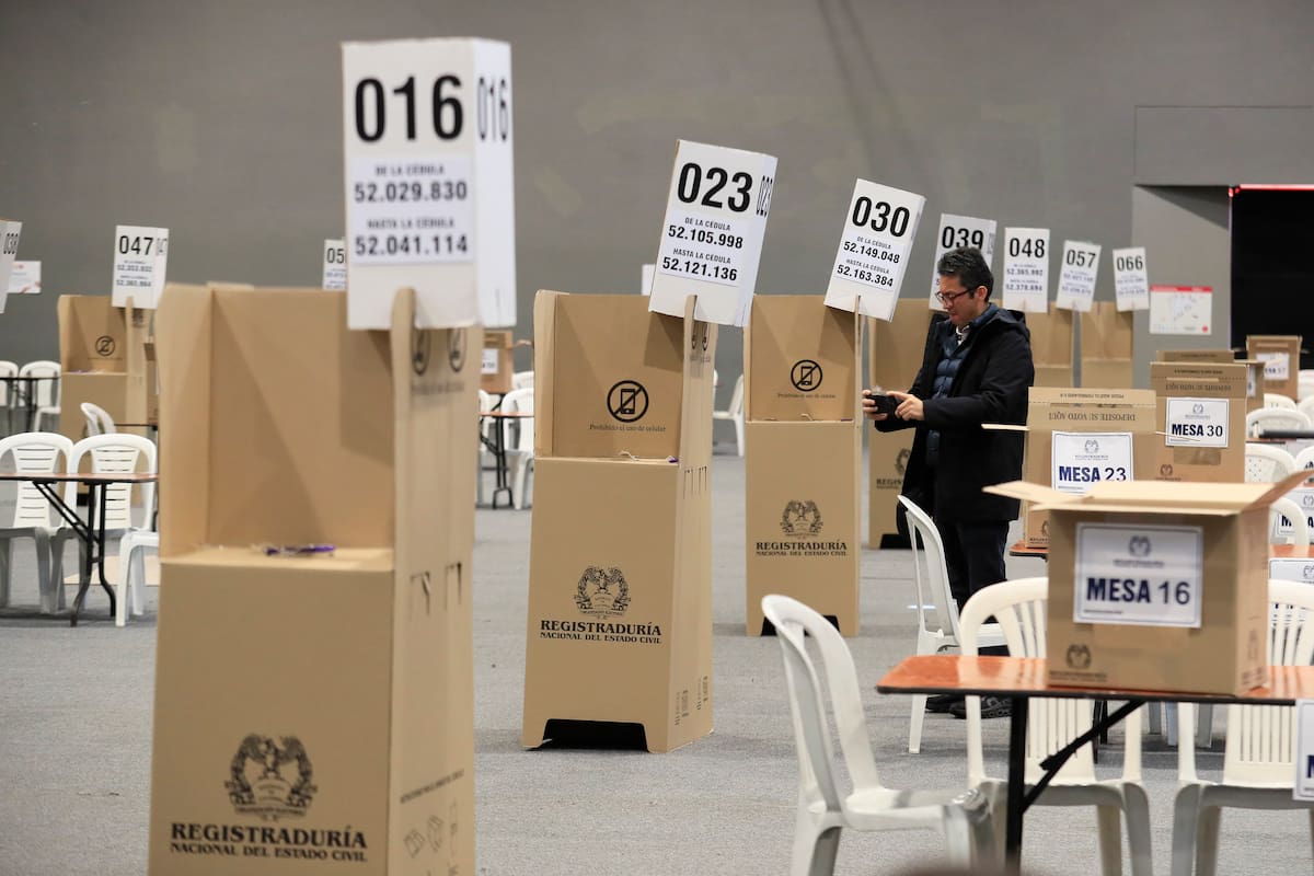 Una persona prepara un puesto de votación este sábado, en el recinto ferial de Corferias en Bogotá (Colombia). La segunda vuelta de las elecciones presidenciales en Colombia definirán este domingo al sucesor de Gustavo Petro entre el ultraderechista Abelardo de la Espriella y el izquierdista Iván Cepeda. EFE/ Carlos Ortega