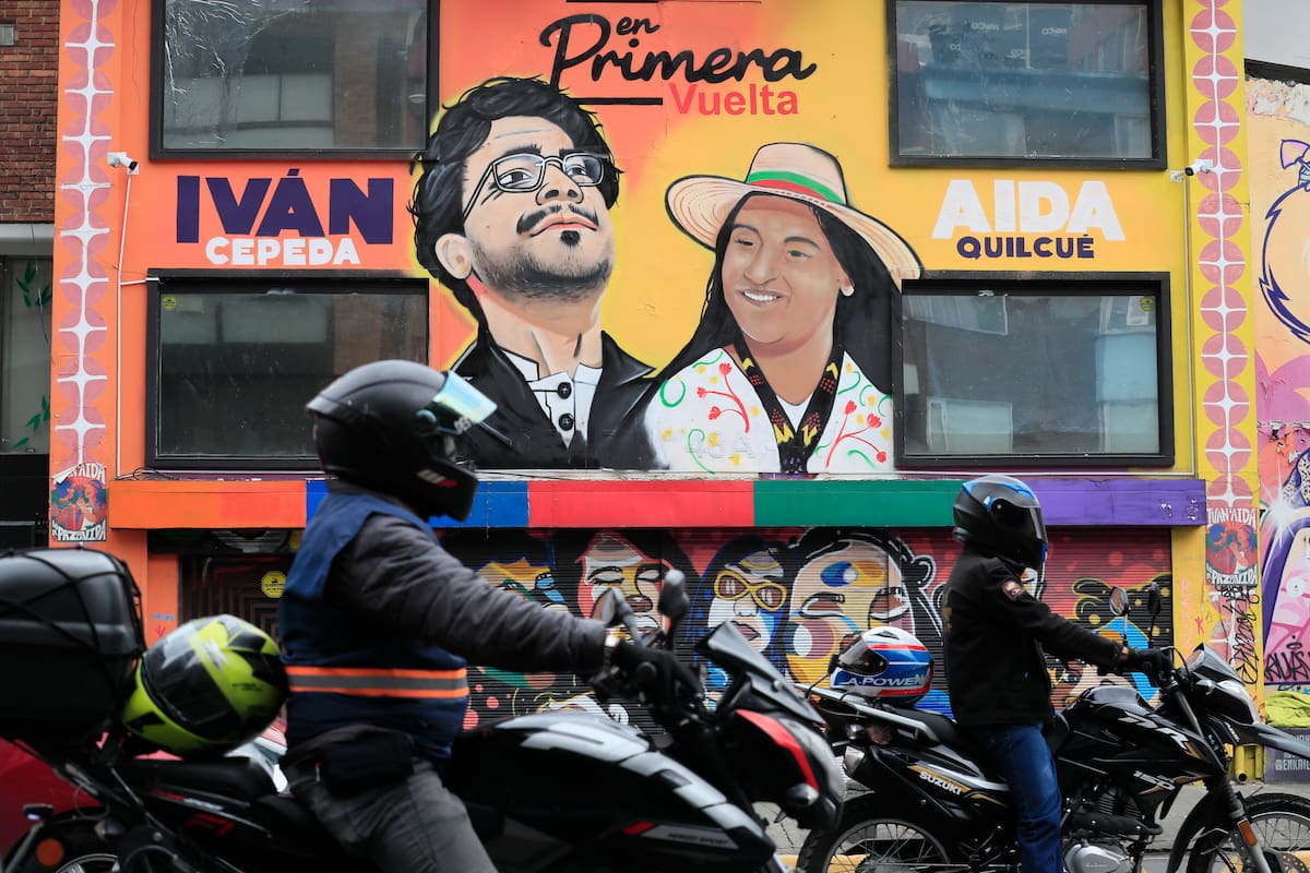 Personas transitan frente a un mural del candidato a la presidencia de Colombia Iván Cepeda y su fórmula a la vicepresidencial Aida Quilcué este sábado, en Bogotá (Colombia). La segunda vuelta de las elecciones presidenciales en Colombia definirán este domingo al sucesor de Gustavo Petro entre el ultraderechista Abelardo de la Espriella y el izquierdista Cepeda. EFE/ Carlos Ortega