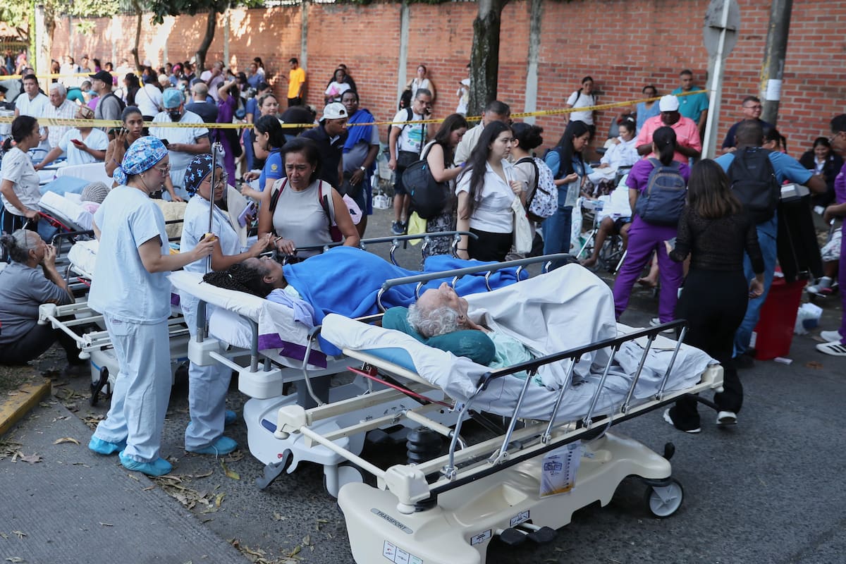 Los pacientes son evacuados de un hospital tras el terremoto que azotóa Colombia. (AP Foto/Santiago Saldarriaga)