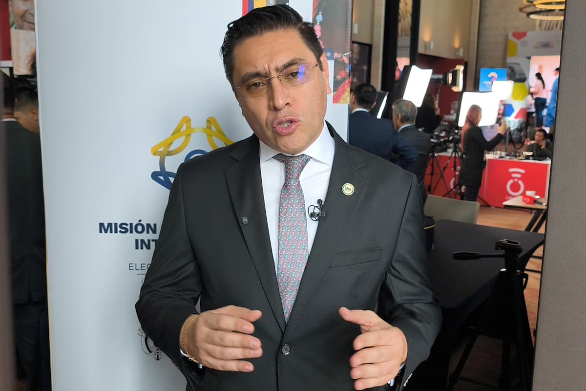 El presidente del Consejo Nacional Electoral (CNE), Cristian Quiroz, habla durante una entrevista con EFE este viernes, en Bogotá (Colombia).