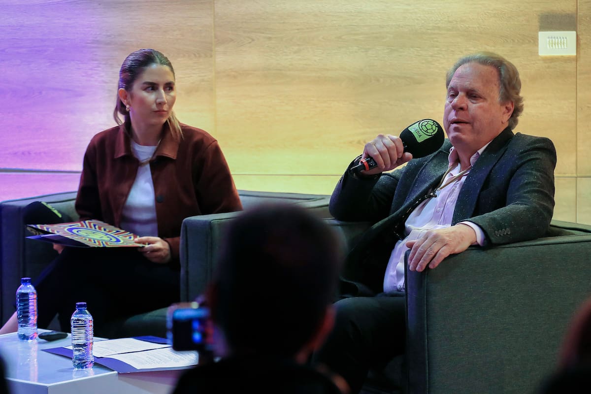 El presidente de la Federación Colombiana de Fútbol (FCF), Ramón Jesurún, habla junto a la jefa de prensa de la FCF, Salua Murad, en una rueda de prensa en Bogotá (Colombia). EFE/ Carlos Ortega