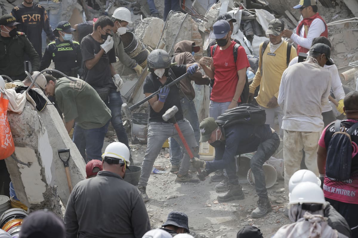 Voluntarios realizan labores de búsqueda en edificaciones destruidas por el terremoto de magnitud 7,4 del pasado lunes, este miércoles en Pereira (Colombia). EFE/ Carlos Ortega