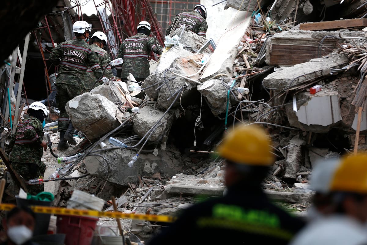 AMDEP548. CALI (COLOMBIA), 12/08/2026.- Integrantes del Ejército de Colombia participan en una jornada de búsqueda y rescate en una zona afectada por el terremoto de magnitud 7,4 del pasado lunes, este miércoles en Cali (Colombia). Colombia vive la crucial fase de la 'ventana de vida', las 72 horas posteriores a un desastre natural o accidente, en la que hay más probabilidades de rescatar a las personas que permanecen atrapadas. EFE/ Ernesto Guzmán