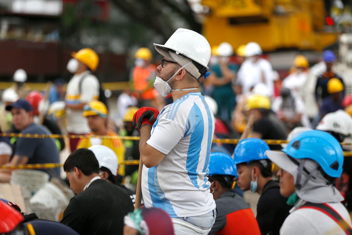 AMDEP554. CALI (COLOMBIA), 12/08/2026.- Un voluntario participa en una jornada de búsqueda y rescate en una zona afectada por el terremoto de magnitud 7,4 del pasado lunes, este miércoles en Cali (Colombia). Colombia vive la crucial fase de la 'ventana de vida', las 72 horas posteriores a un desastre natural o accidente, en la que hay más probabilidades de rescatar a las personas que permanecen atrapadas. EFE/ Ernesto Guzmán