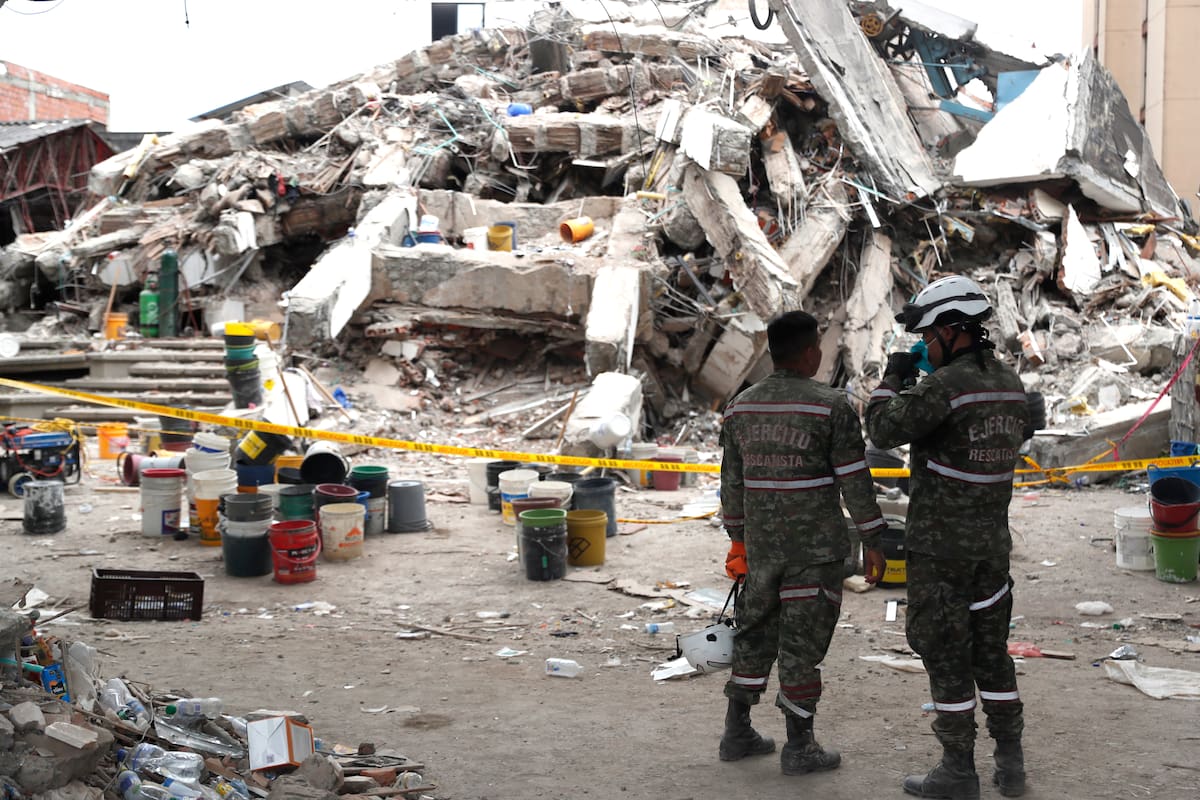 AMDEP557. CALI (COLOMBIA), 12/08/2026.- Integrantes del Ejército de Colombia participan en una jornada de búsqueda y rescate en una zona afectada por el terremoto de magnitud 7,4 del pasado lunes, este miércoles en Cali (Colombia). Colombia vive la crucial fase de la 'ventana de vida', las 72 horas posteriores a un desastre natural o accidente, en la que hay más probabilidades de rescatar a las personas que permanecen atrapadas. EFE/ Ernesto Guzmán
