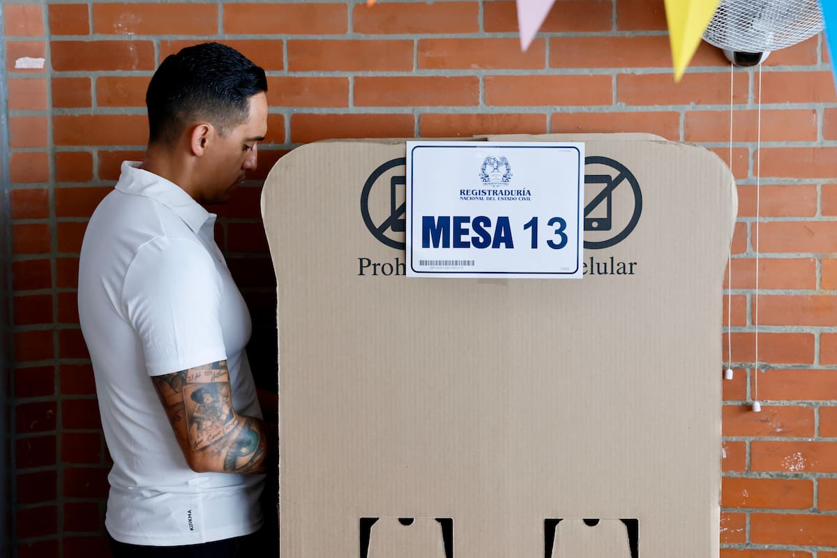 Una persona vota durante la jornada electoral este domingo en Cúcuta (Colombia). Las elecciones presidenciales de Colombia arrancaron con la apertura de los colegios electorales para más de 41 millones de ciudadanos que están habilitados para votar en primera vuelta por el sucesor del actual mandatario, Gustavo Petro. EFE/ Mario Caicedo