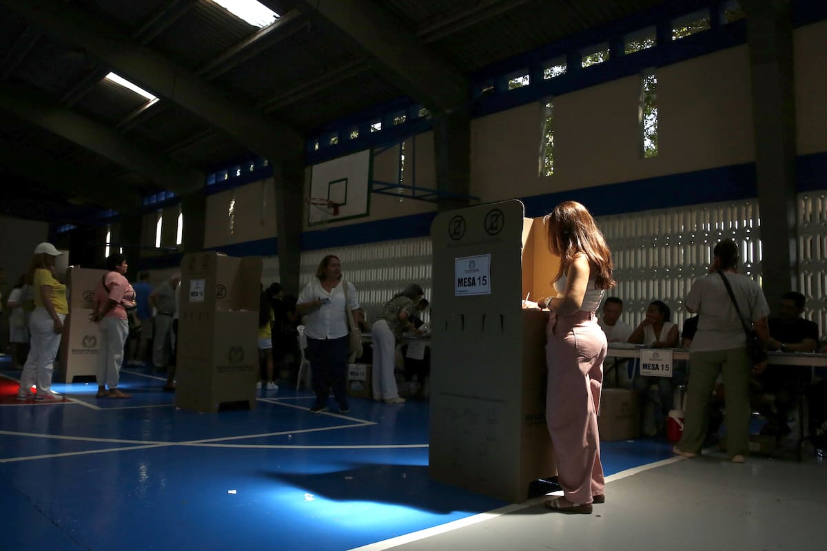 Personas votan durante la jornada electoral este domingo en Barranquilla (Colombia).