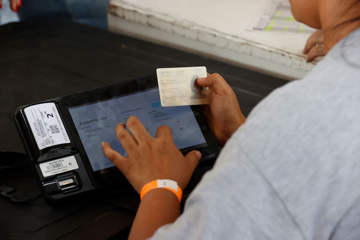 Un jurado de votación revisa un documento este domingo, en la segunda vuelta de las elecciones presidenciales que elegirá quien gobernará a Colombia en el periodo 2026-2030, en Barranquilla (Colombia). EFE/ Mauricio Dueñas Castañeda