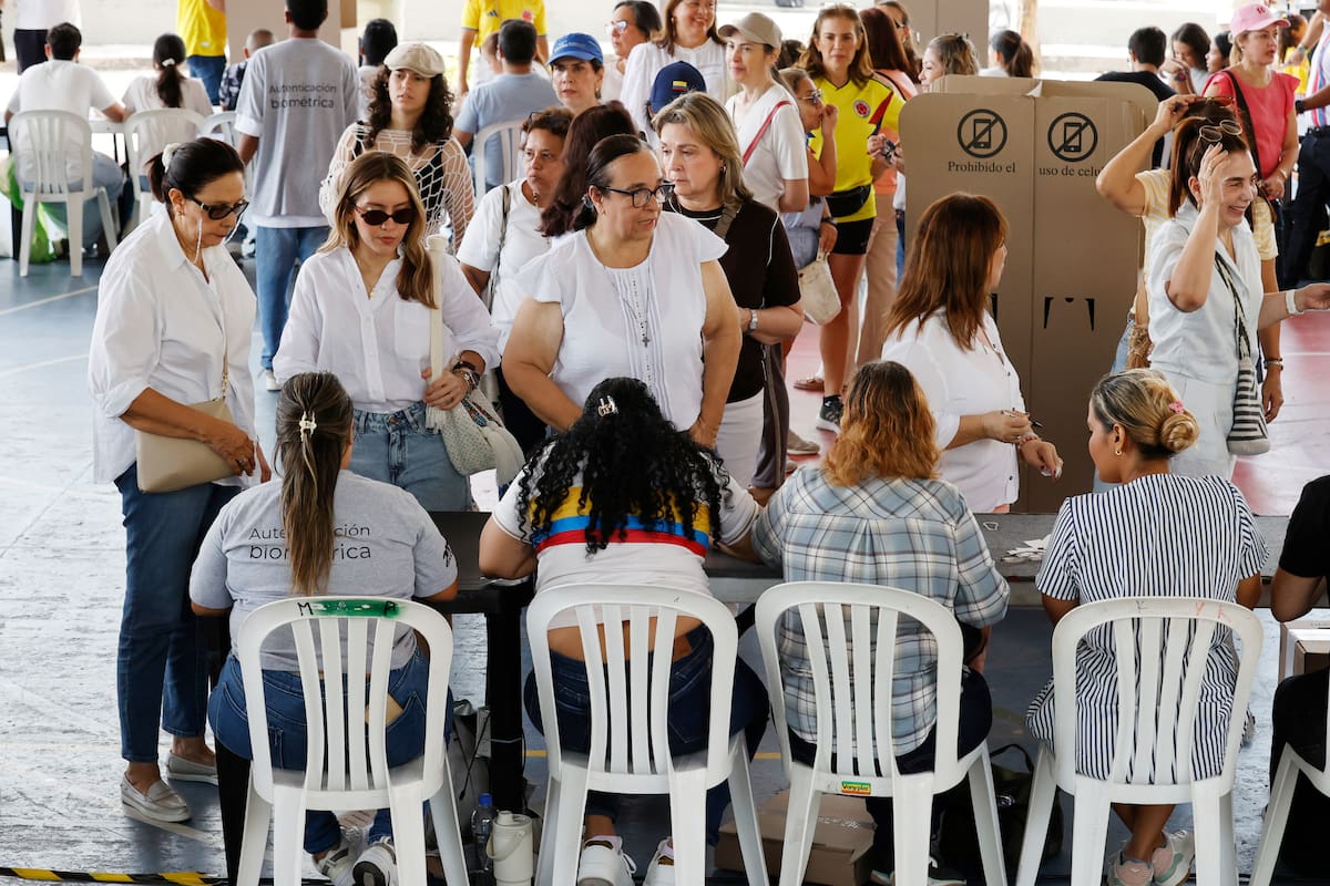 Personas asisten a un puesto de votación este domingo, en la segunda vuelta de las elecciones presidenciales que elegirá quien gobernará a Colombia en el periodo 2026-2030, en Barranquilla (Colombia). EFE/ Mauricio Dueñas Castañeda