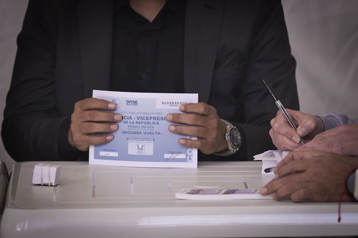 Jurados preparan material electoral este domingo, en la segunda vuelta de las elecciones presidenciales que elegirá a quien gobernará a Colombia en el periodo 2026-2030. EFE/ Natalia Pedraza