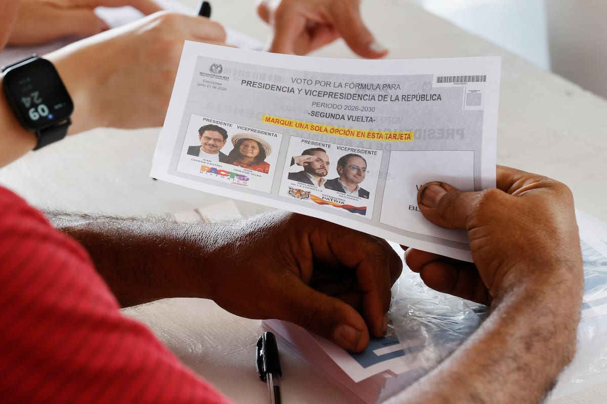 Un jurado de votación entrega un tarjetón electoral este domingo, durante la segunda vuelta de las elecciones presidenciales que elegirá quien gobernará a Colombia en el periodo 2026-2030, en Barranquilla (Colombia). EFE/ Mauricio Dueñas Castañeda