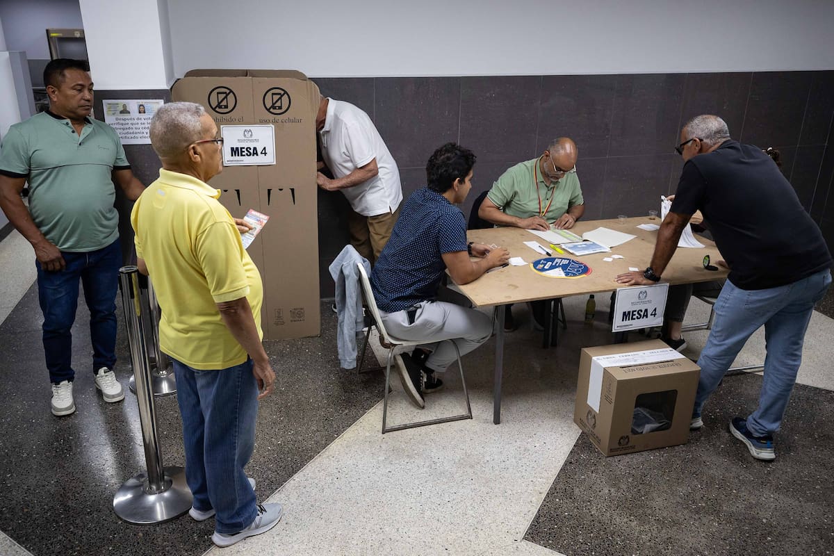 AME2877. CARACAS (VENEZUELA), 21/06/2026.- Ciudadanos colombianos asisten a votar para elegir el nuevo presidente de Colombia este domingo, en el consulado de Colombia en Caracas (Venezuela). En la segunda vuelta de las elecciones presidenciales de Colombia se escogerá al sucesor del actual mandatario, Gustavo Petro, entre el ultraderechista Abelardo de la Espriella y el izquierdista Iván Cepeda. EFE/ Ronald Peña