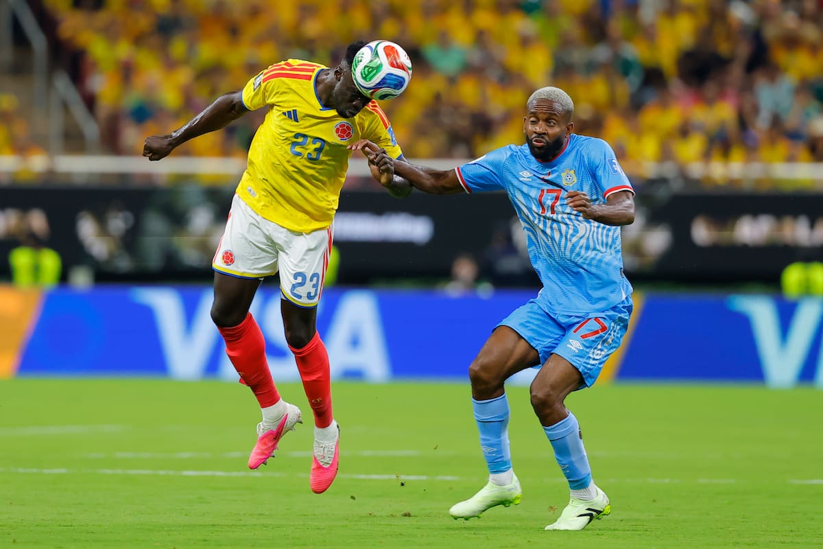 El colombiano Davinson Sánchez (i) disputa un balón con Cedric Bakambu de Congo en el partido por el Grupo K del Mundial. //Foto, EFE: Francisco Guasco