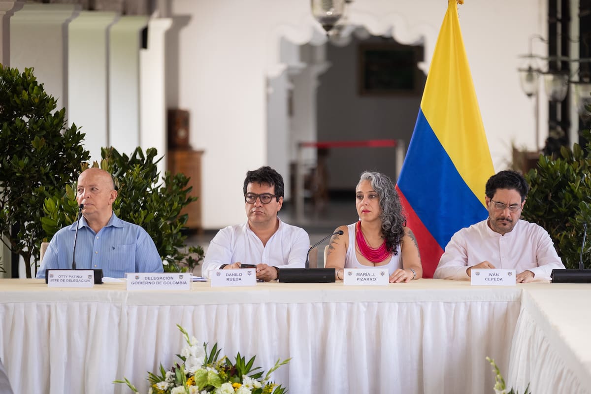 AME6480. CARACAS (VENEZUELA), 04/09/2023.- Representantes del Gobierno de Colombia Otty Patiño (i), Danilo Rueda (i-2), Maria Pizarro (d-2) e Ivan Cepeda (d) participan en el cierre del cuarto ciclo de diálogos de paz entre el Gobierno de Colombia y el Ejercito de Liberación Nacional (ELN), hoy en la Casona Aquiles Nazoa de Caracas (Venezuela). Las delegaciones del Gobierno colombiano y de la guerrilla del Ejército de Liberación Nacional (ELN) cerraron este lunes el cuarto ciclo de negociaciones de paz en Caracas, con la aprobación de acciones humanitarias para dos "zonas de crisis" en las que la población atraviesa una "grave afectación" por el conflicto. EFE/ Rayner Peña R