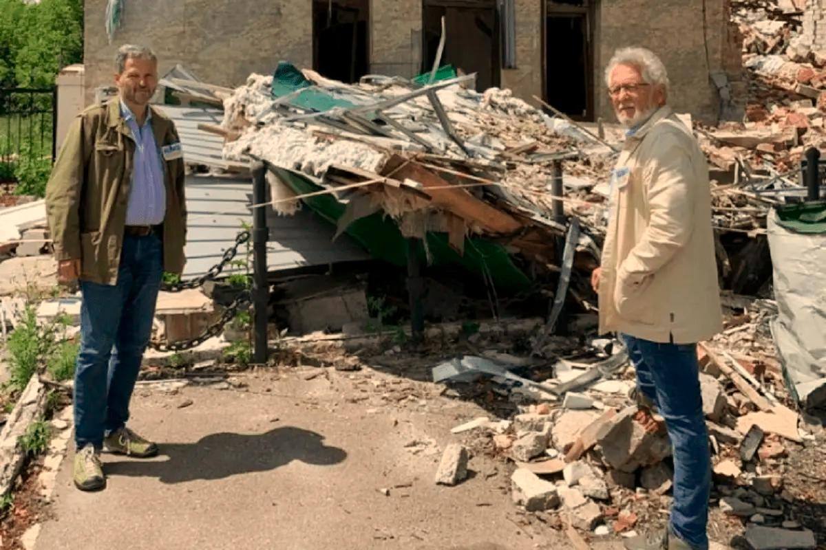 Sergio Jaramillo y Héctor Abad Faciolince, sobrevivientes del atentado. Foto: Twitter / VANGUARDIA