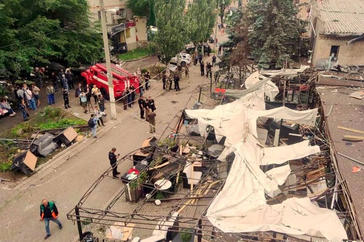Rescatistas trabajando en el sitio de un ataque con cohetes en el centro de Kramatorsk, área de Donetsk, Ucrania, en medio de la invasión rusa. Foto: EFE / VANGUARDIA