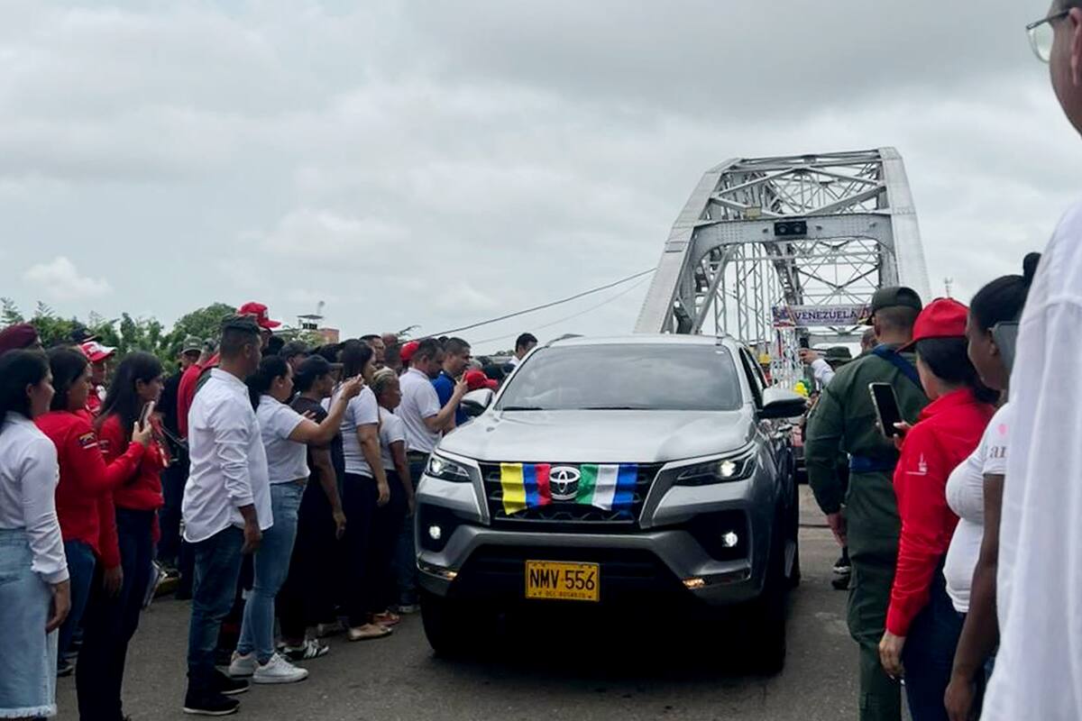 Fotografía cedida por el Ministerio de Comercio de Colombia, que muestra el traslado de un carro por el puente internacional Unión, este jueves en Puerto Santander (Colombia).