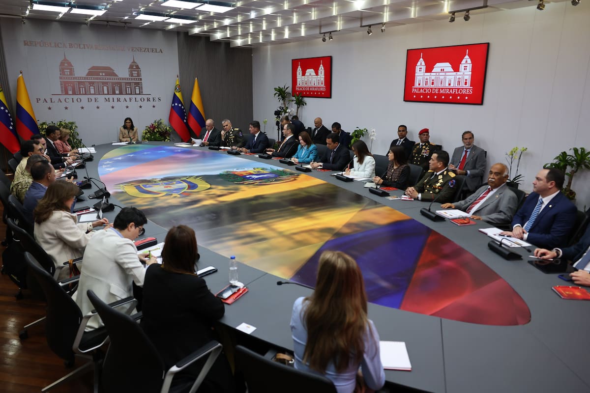 Los ministros de Venezuela y Colombia asisten a una reunión en el Palacio de Miraflores en Caracas (Venezuela). // Foto: EFE - Miguel Gutiérrez.