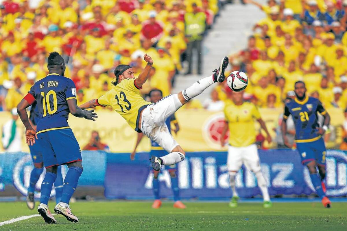 Con una magistral patada, al mejor estilo de un karateca, el cumpleañero de ayer, Sebastián Pérez, anotó el segundo gol de Colombia ante Ecuador. La tricolor ganó, gustó y goleó en el Metropolitano, y se reacomodó en la Eliminatoria Suramericana a Rusia - 2018, en la que ya está a tres puntos del lider Uruguay. (Foto: EFE / VANGUARDIA LIBERAL)
