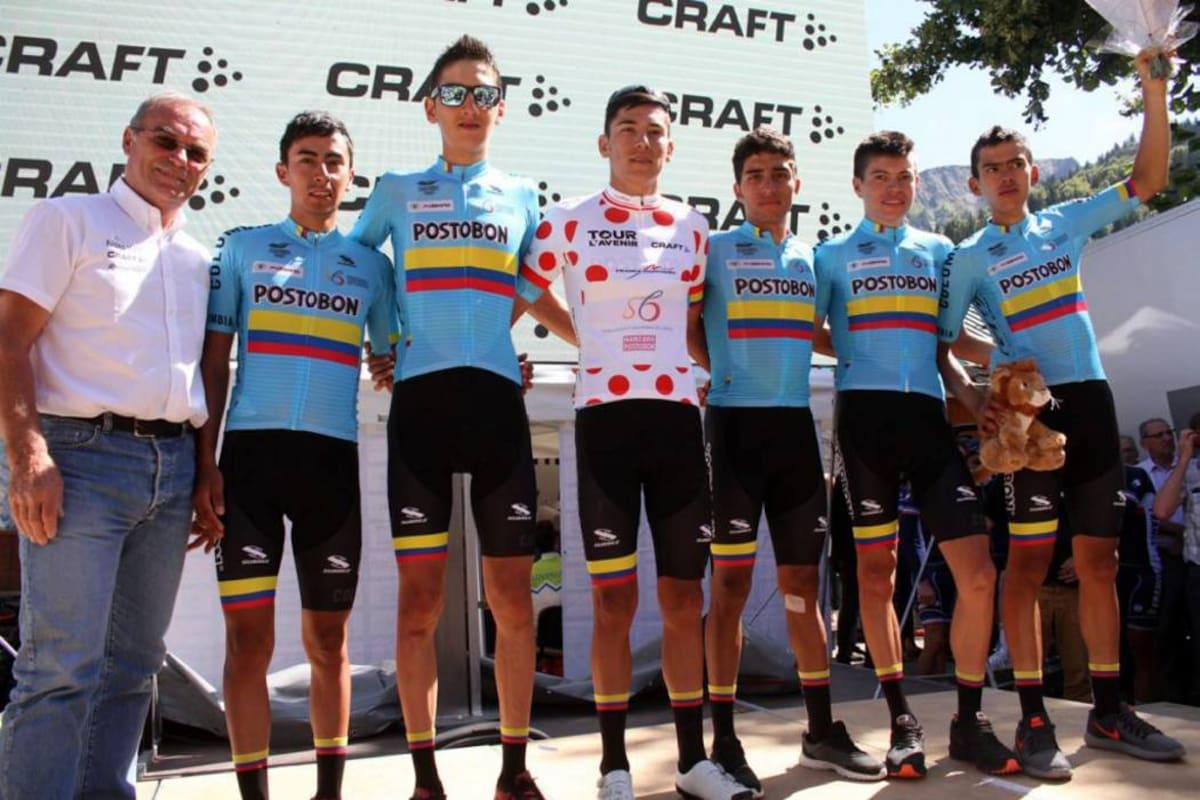 Esta es la selección Colombia, que es acompañada Bernard Hinault, que disputó la edición LV del Tour de l’Avenir, y que terminó coronándose campeona de la clasificación por equipos y que logró el título de la montaña con Alejandro Osorio, y tuvo una victoria de etapa con Iván Ramiro Sosa. (Foto: Suministrada Fedeciclismo / VANGUARDIA LIBERAL)