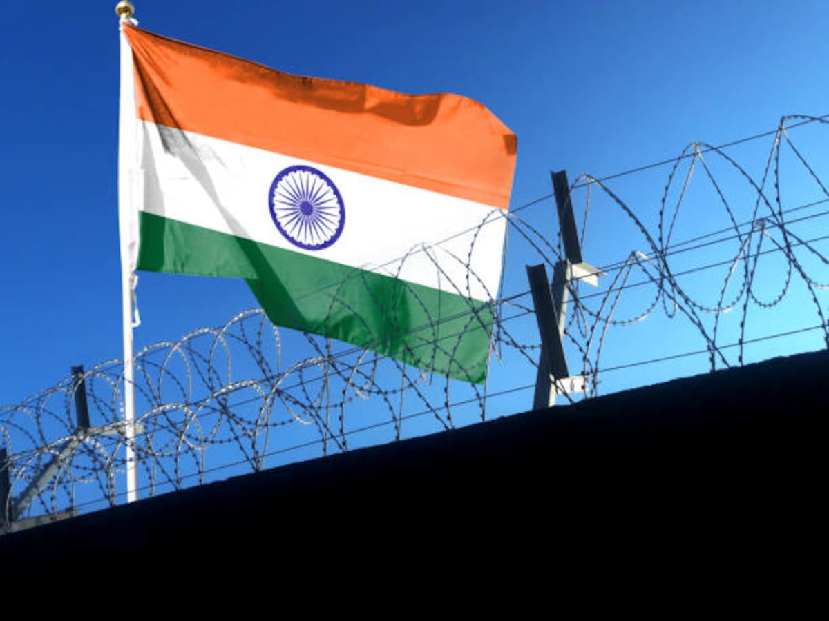 Aunque la frontera entre India y Nepal permite un tránsito más flexible para los ciudadanos de ambos países, los extranjeros deben cumplir con los requisitos migratorios, entre ellos contar con una visa válida para ingresar a territorio indio. Foto tomada de// Istock.