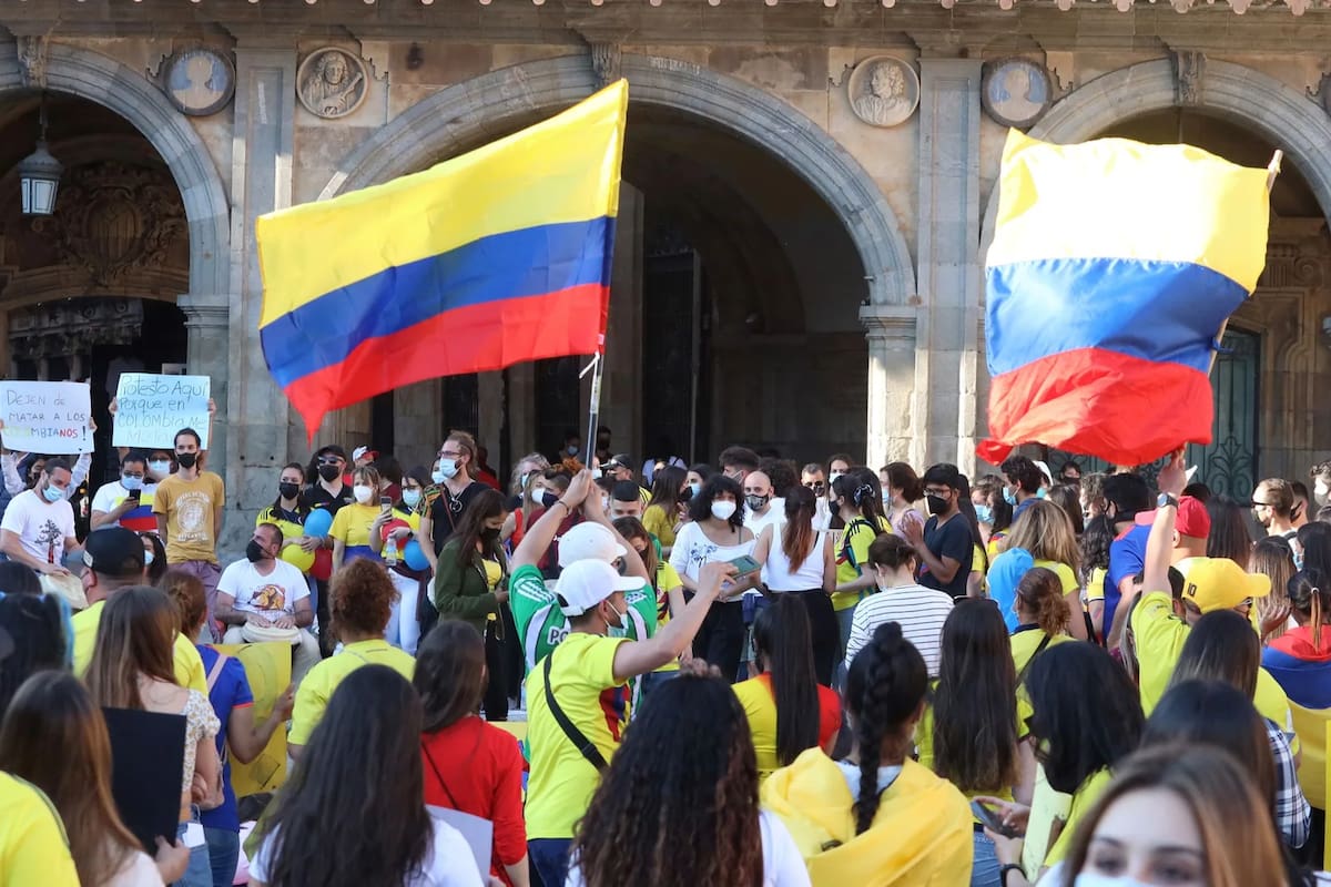 El beneficio para los colombianos no está en un privilegio especial por nacionalidad, sino en algo más decisivo: una parte de esa comunidad, una de las más numerosas y activas de España, podría pasar de la incertidumbre migratoria a una residencia legal con derecho a trabajar. Para muchos, eso no es un trámite más. Es la posibilidad de dejar de vivir al margen. Foto: EFE/VANGUARDIA