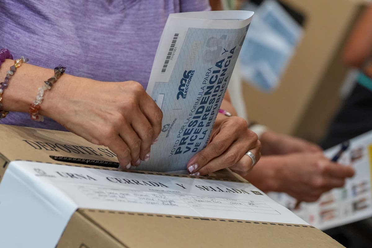 Una persona vota durante las elecciones presidenciales de Colombia, este viernes en Coral Gables (Estados Unidos). EFE/ Alberto Boal