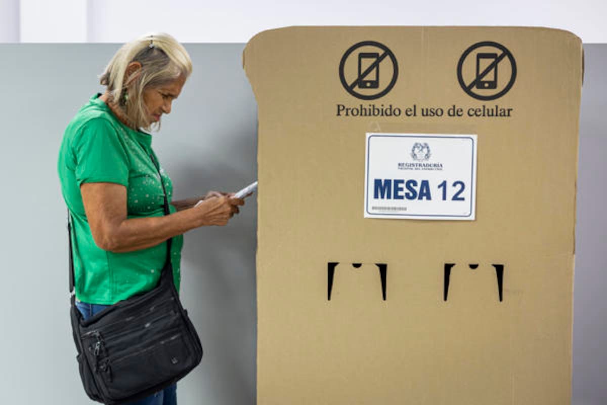 Una persona participa durante la jornada electoral este domingo en Caracas (Venezuela).