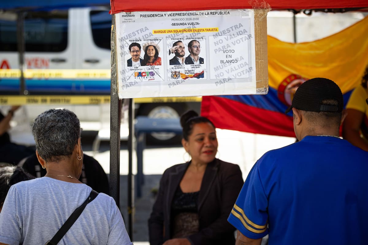 Personas asisten a un puesto de votación durante la segunda vuelta de las elecciones presidenciales de Colombia este domingo, en el consulado de Colombia en Caracas (Venezuela). EFE/ Ronald Peña
