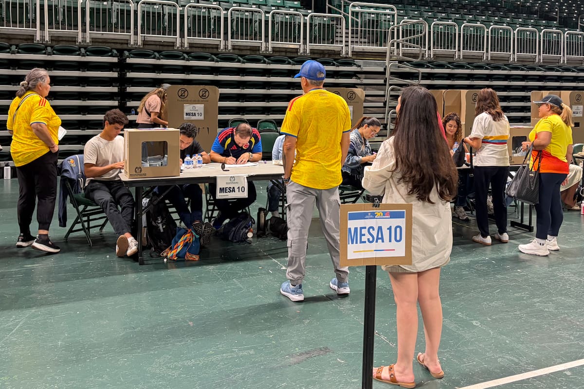 Ciudadanos colombianos asisten a votar para elegir el nuevo presidente de Colombia este sábado, en el Wastco Center de la Universidad de Miami (Estados Unidos). EFE/ Ivonne Malaver