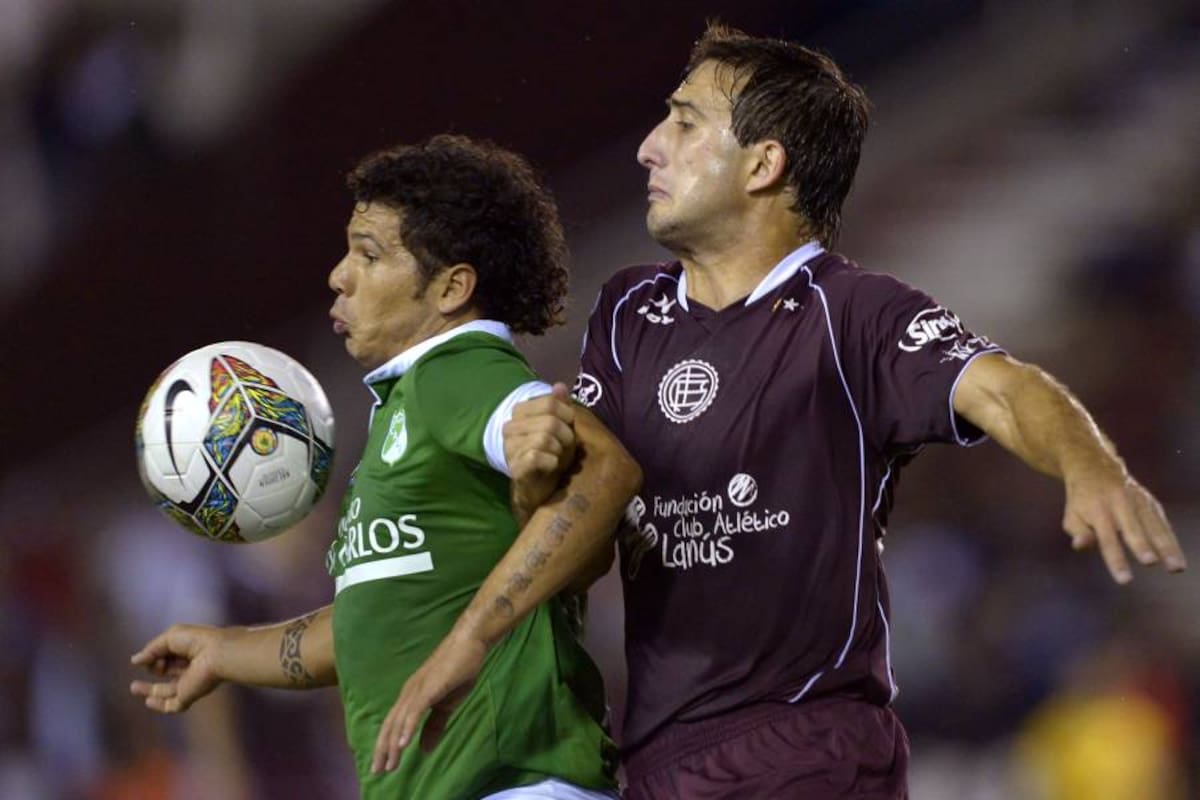 Colombia's Deportivo Cali forward Robin Ramirez (L) vies for the ball with Argentina's Lanus defender Carlos Izquierdoz during their Libertadores Cup group 3 football match at Lanus stadium in Lanus, Buenos Aires, on March 20, 2014. AFP PHOTO / Juan Mabromata