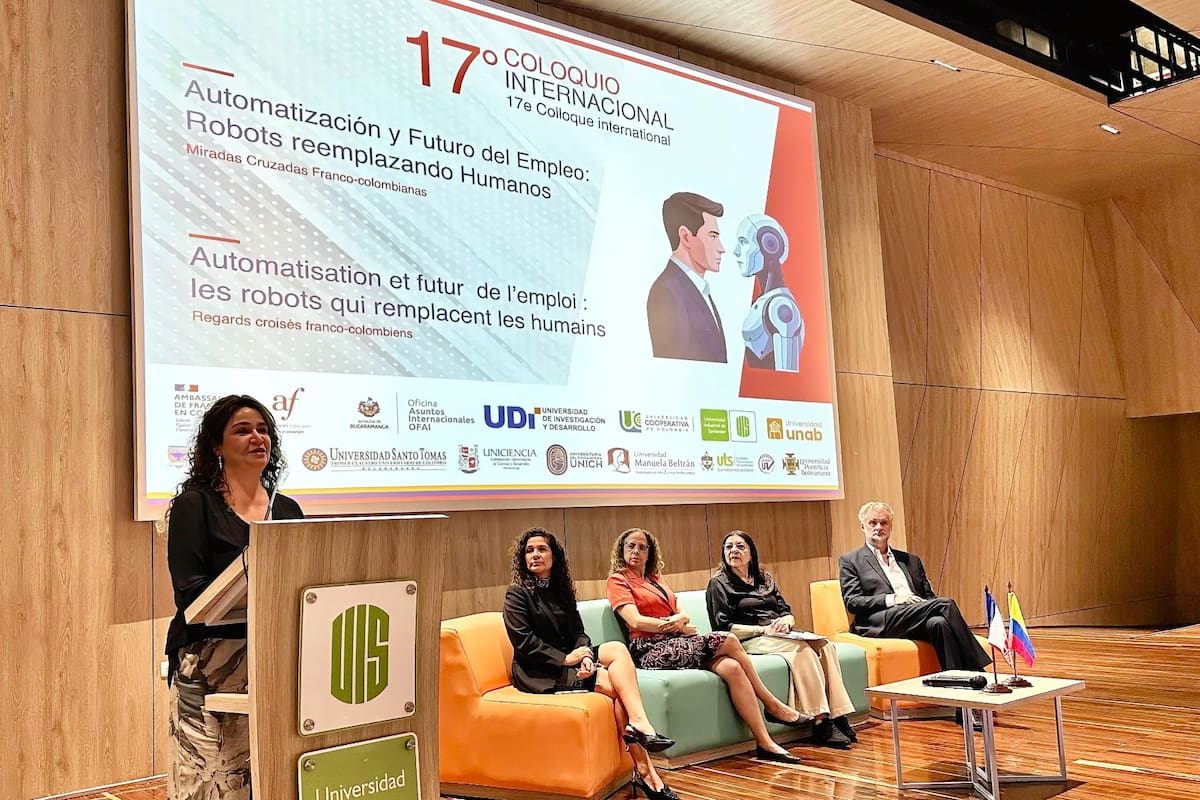 En Bucaramanga se realizó el 17° Coloquio Internacional "Automatización y Futuro del Empleo: “Robots reemplazando Humanos” - Miradas Cruzadas Franco -colombianas / “Automatisation et futur de l’emploi: les robots qui remplacent les humains” - Regards croisés franco-colombiens". En la foto: Paula Gómez, Embajada de Francia; Belkys Moreno, OFAI Alcaldía Bucaramanga; Lina Vera, UIS; Amparo Caballero, Alianza Francesa; y Dominique Hennechart, Vicecónsul de Francia.