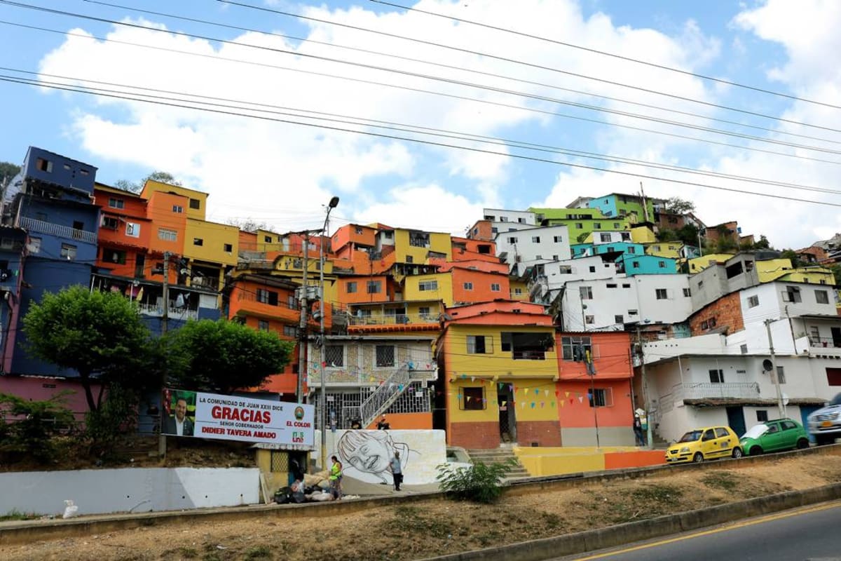 Esta es la renovadora imagen que muestra hoy Juan XXIII, un barrio situado sobre la vía a Girón. (Foto: Foto: Fabián Hernández / VANGUARDIA LIBERAL)