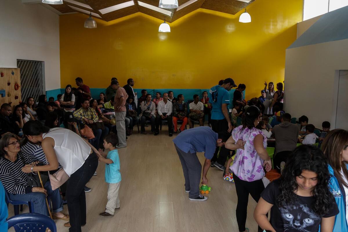 Las migrantes venezolanas trabajan más horas, pero devengan casi la mitad que sus pares colombianos y la calidad de sus empleos también es notablemente inferior, según la investigación de Cuso y la Universidad Externado.