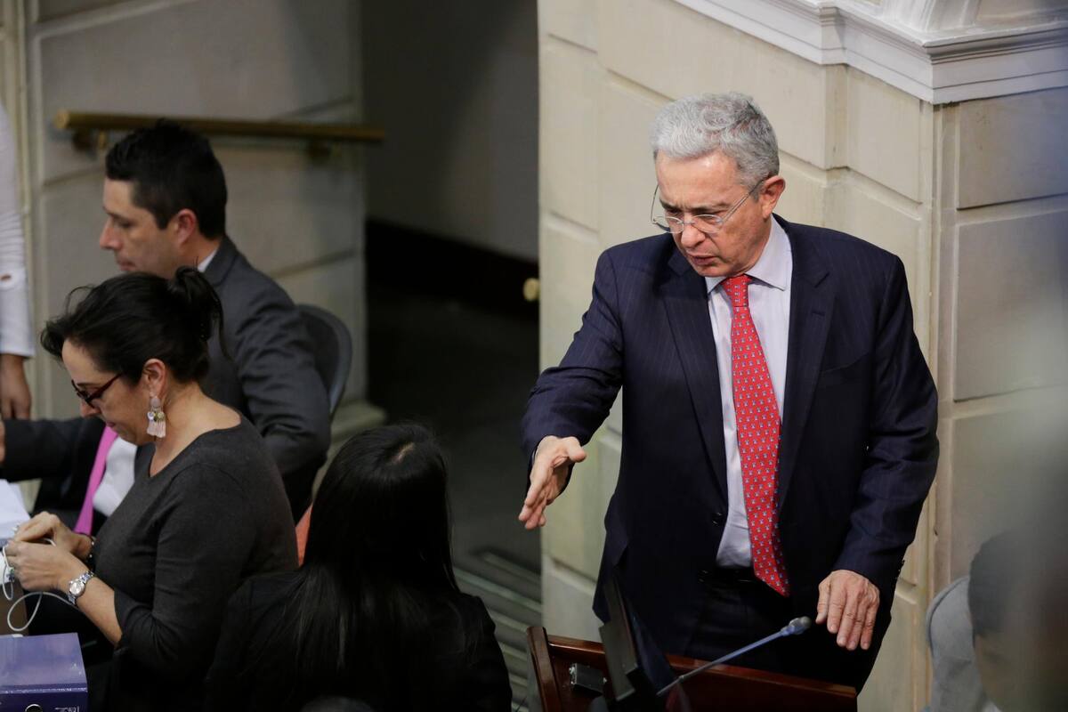El proceso que se sigue contra el senador Álvaro Uribe es por los delitos de soborno de testigo y fraude procesal.