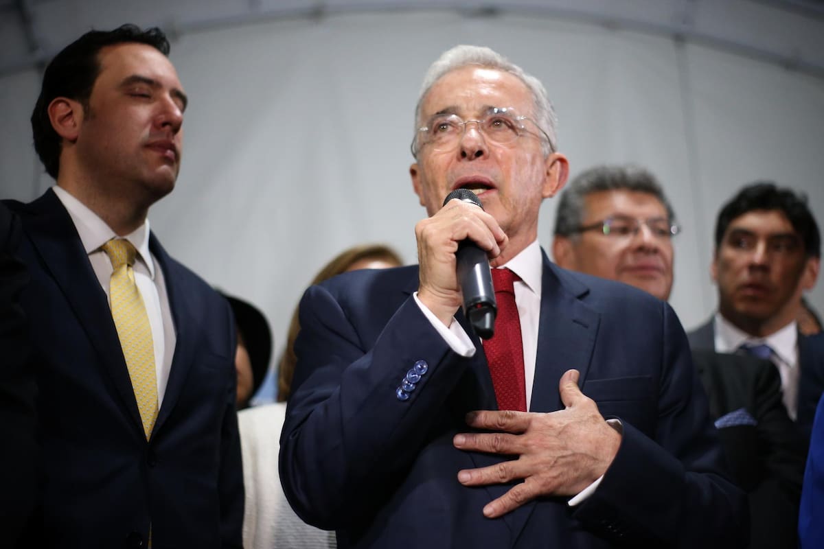 Declaraciones del senador Álvaro Uribe luego de dar su testimonio ante la Corte Suprema de Justicia tras investigarlo por soborno y fraude procesal. (Colprensa - Álvaro Tavera)