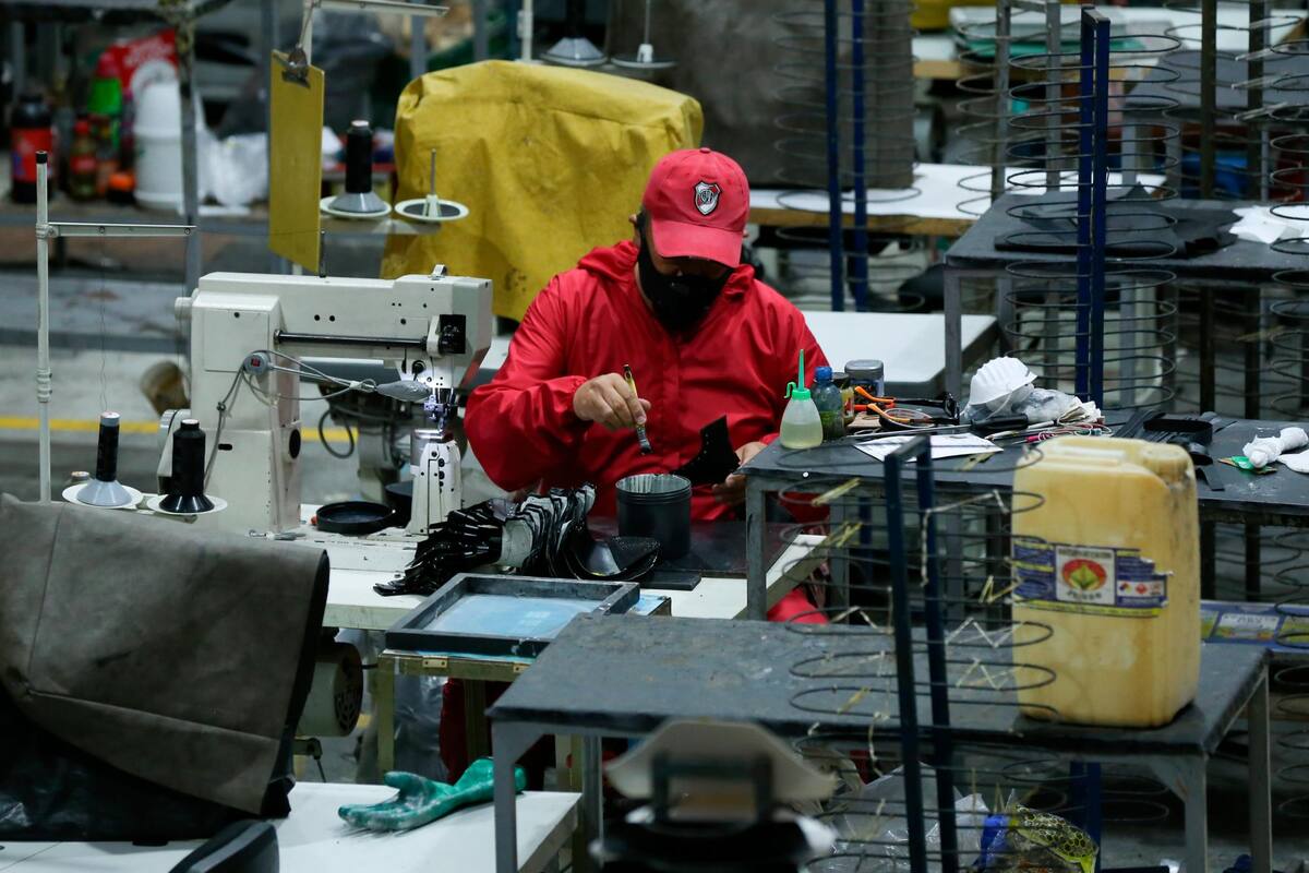 Bogotá. Junio 2 de 2020. Empresas de calzado retoman su actividad económica. (Colprensa - Camila Díaz)