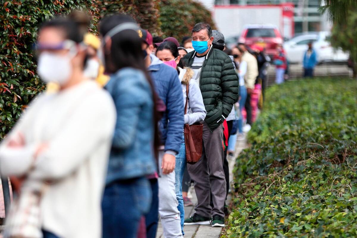 Largas filas en almacenes de Bogotá en el día sin IVA. Lugar: Alkosto de la 170 con Boyacá. (Colprensa - Álvaro Tavera)