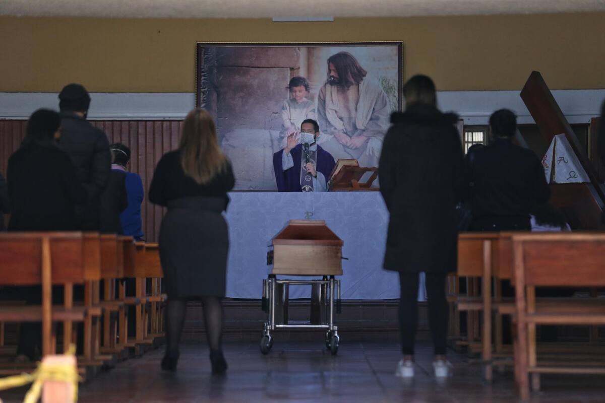 Parque Cementerio Fontibón en Bogotá, uno de los lugares donde se ha trabajado incansablemente en el tratamiento de cuerpos de personas fallecidas por COVID-19, así como la atención a los familiares en tiempo de duelo. (Colprensa - Sergio Acero) Colprensa