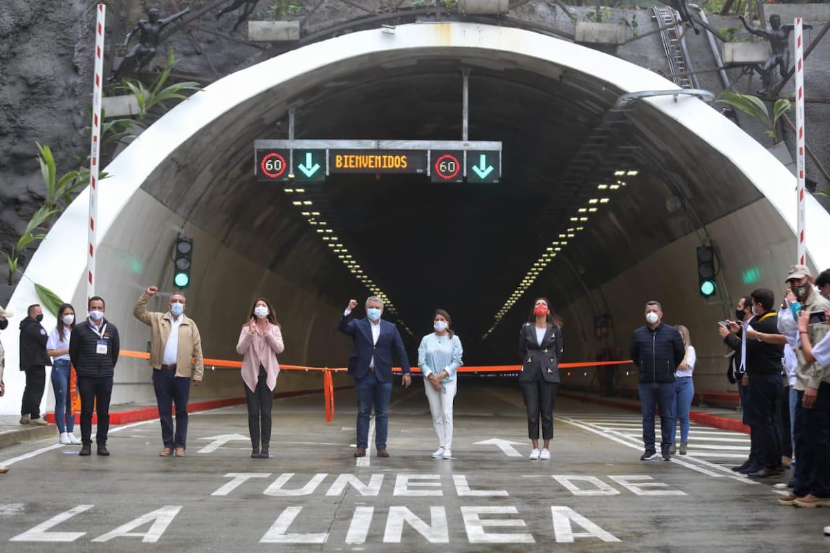En la inauguración del Túnel de la Línea, el Presidente Iván Duque reconoció la labordelos trabajadores que hicieron posible la construcción de la obra y celebró el logro colectivo de varias generaciones. FOTOS (Colprensa - Sergio Acero).