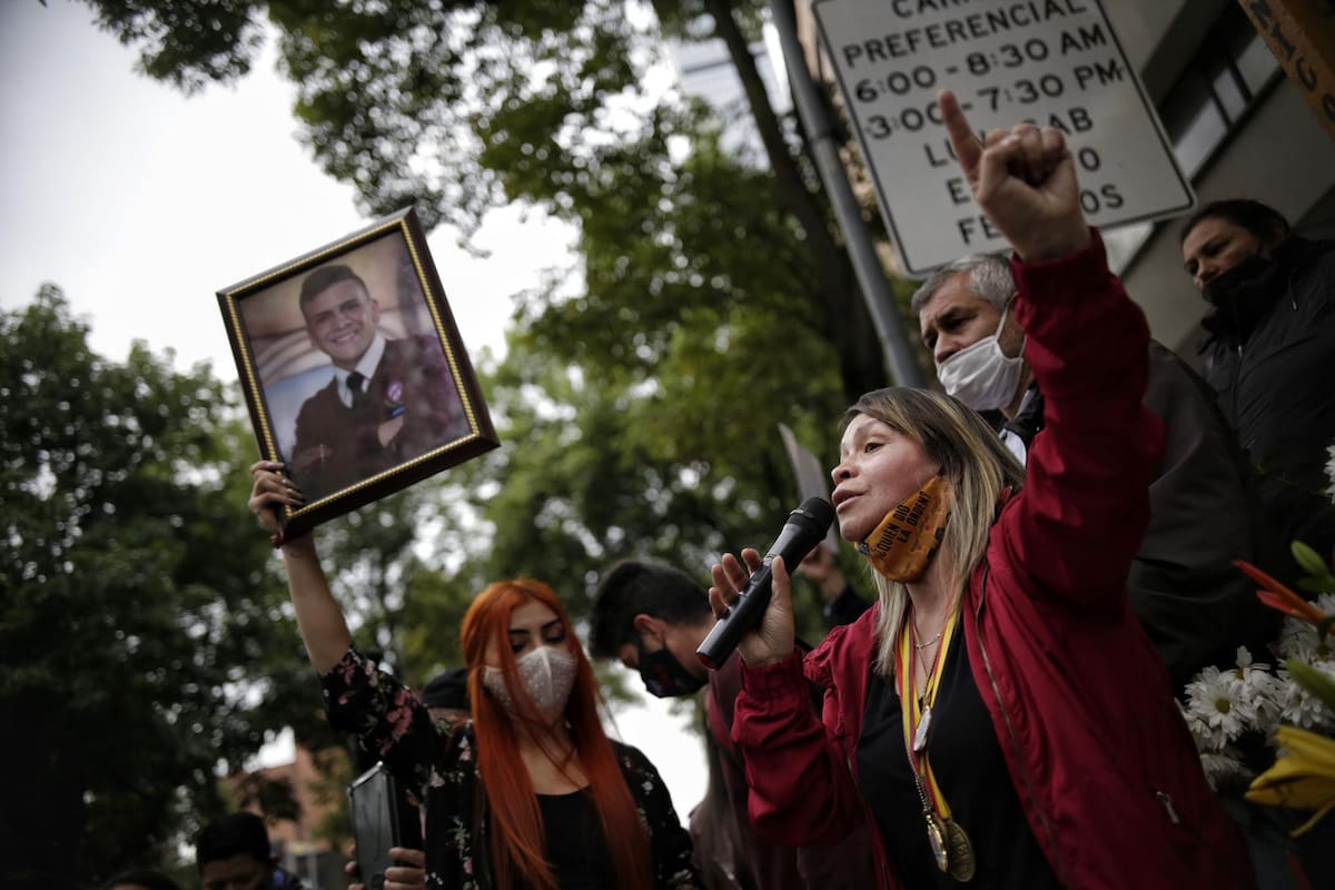 Bogotá. 23 de Noviembre del 2020. Familiares, amigos y manifestantes realizan un acto conmemorativo del año del homicidio de Dilan Cruz el cual participaba en las manifestaciones después del 21 de Noviembre del 2019. (Colprensa-Sergio Acero)