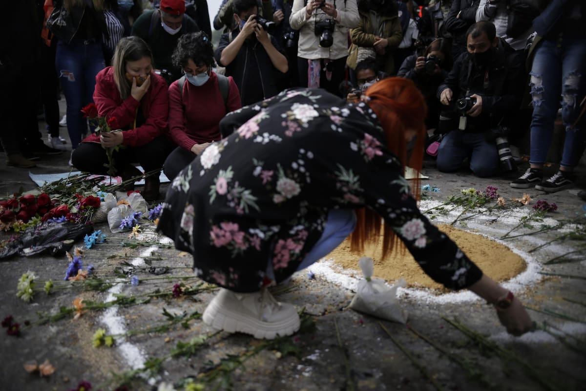 Bogotá. 23 de Noviembre del 2020. Familiares, amigos y manifestantes realizan un acto conmemorativo del año del homicidio de Dilan Cruz el cual participaba en las manifestaciones después del 21 de Noviembre del 2019. (Colprensa-Sergio Acero)