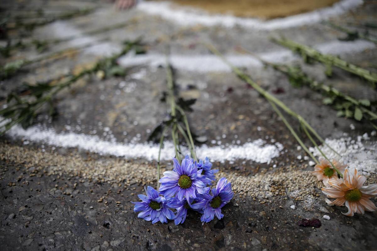 Bogotá. 23 de Noviembre del 2020. Familiares, amigos y manifestantes realizan un acto conmemorativo del año del homicidio de Dilan Cruz el cual participaba en las manifestaciones después del 21 de Noviembre del 2019. (Colprensa-Sergio Acero)