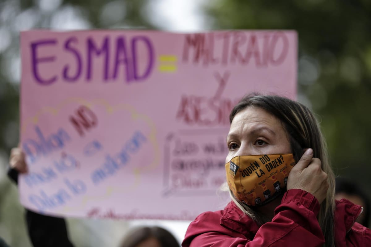 Bogotá. 23 de Noviembre del 2020. Familiares, amigos y manifestantes realizan un acto conmemorativo del año del homicidio de Dilan Cruz el cual participaba en las manifestaciones después del 21 de Noviembre del 2019. (Colprensa-Sergio Acero)
