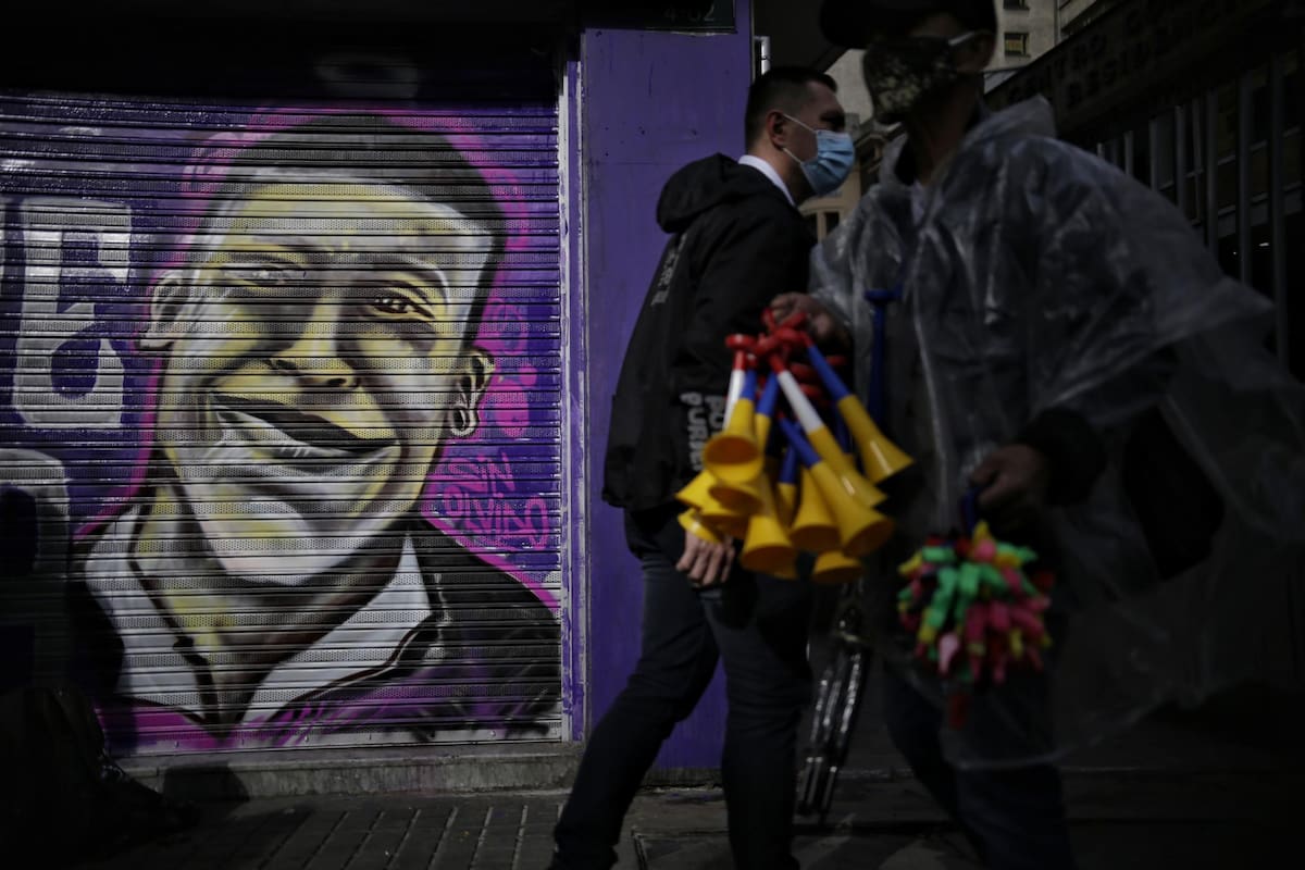 Bogotá. 23 de Noviembre del 2020. Familiares, amigos y manifestantes realizan un acto conmemorativo del año del homicidio de Dilan Cruz el cual participaba en las manifestaciones después del 21 de Noviembre del 2019. (Colprensa-Sergio Acero)