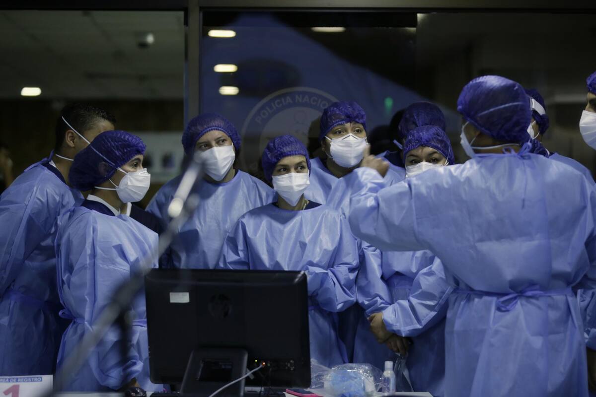 BOGOTÁ. 18 de febrero de 2021. Comienza el plan de vacunación a personal médico contra el Covid-19 en el Hospital Central de la Policía Nacional de Colombia. (Colprensa-Mariano Vimos) Mariano Vimos / Mariano Vimos